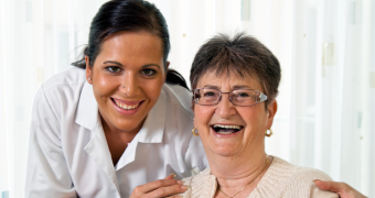 El valiente proceso de evaluar un hogar de cuidado prolongado para tus adultos mayores