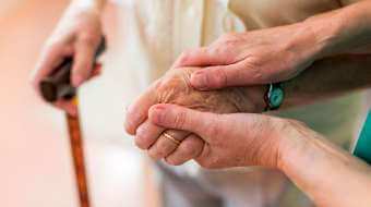 Cuidadores sobreprotectores: Cuando demasiada ayuda afecta al adulto mayor