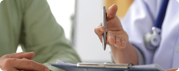 Profesionales de una clínica Salus atendiendo a un paciente
